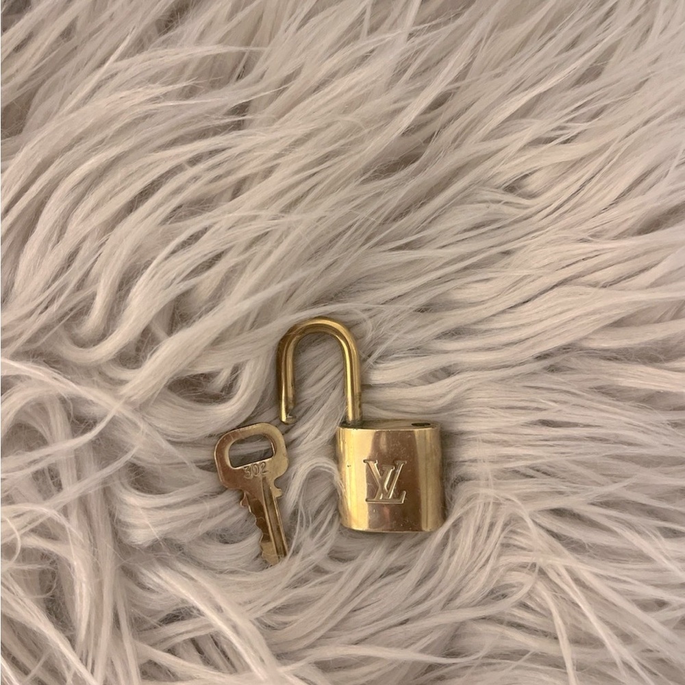 LV Lock and key #302